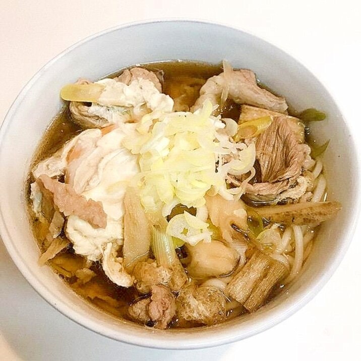 卵をコロンと落として♪舞茸肉うどん